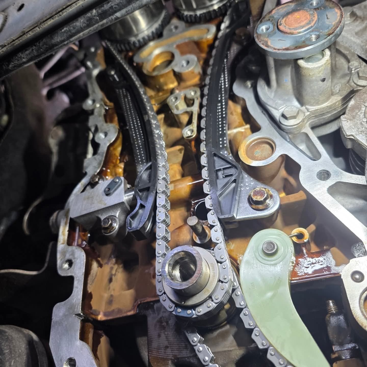 Timing chain, guides and tensioner exposed during a rebuild